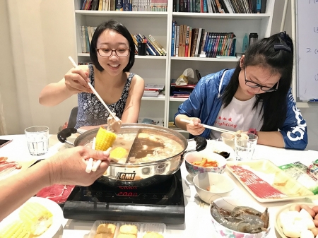16. 陈老师辛苦陪考了一天，有肉吃好高兴