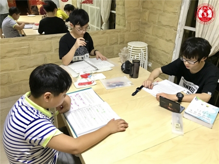 11. 考前一晚学生在学习