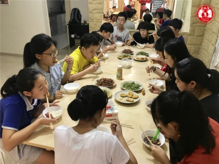 考前和寄宿家庭的同学们一起吃饭交流
