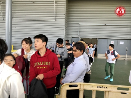上午场考完了，出来了