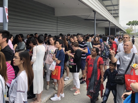 家长在考场外焦急地等待