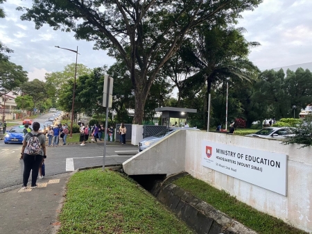 送考中学考生家长不能进MOE HQ大院