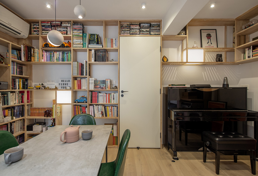 Livingroom with Bookshelf