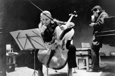 杜普雷及其弗兰西斯科·戈弗里勒1740年大提琴（图源Tarisio）