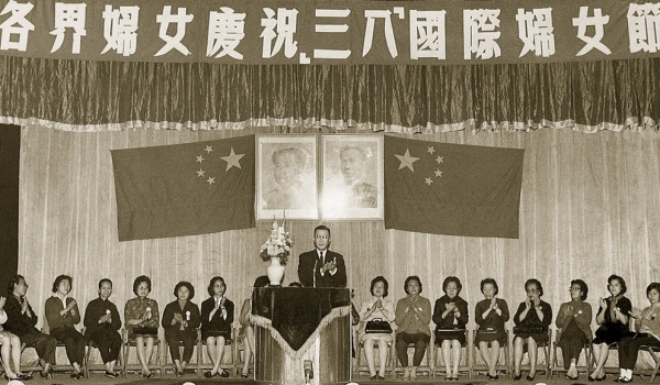 5.-本會於清平戲院慶祝婦女節，由何賢先生致詞。(1963)
