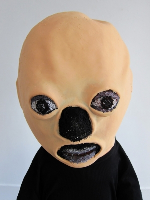 Inconnu   ​ 2015, silicone, mousse expansive, résine, plâtre, aiguilles et fils, vêtements, 146.0×82.0×43.0cm