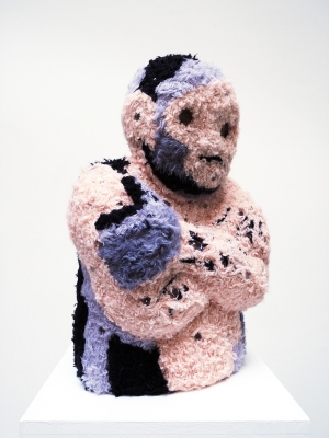 Monsieur.K​ ​ ​ 2017, résine, fils, laines, verres  et perles, 48.0×30.0×27.0cm -2