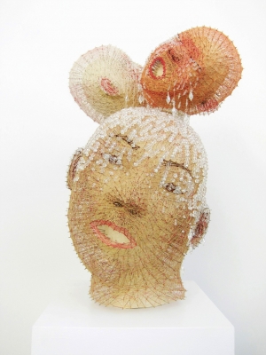 Persona​ ​ ​ 2017, résine, mousse expansive, tige en métal, aiguilles, fils et perles en cristal, 57.0×39.0×36.0cm  ​-2