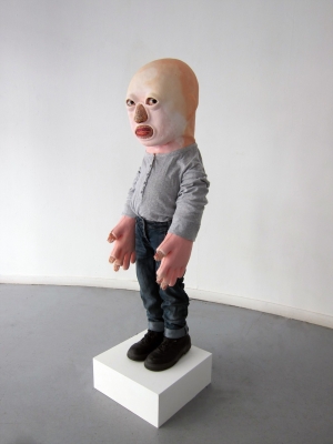 Minime   ​ 2015, silicone, mousse expansive, résine, plâtre, aiguilles et fils, vêtements, 146.0×64.0×49.0cm