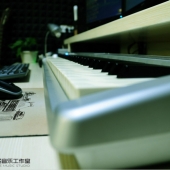 游戏音乐是通过声音的方式来帮助游戏提升玩家游戏感受的。所以游戏音乐的类型会随着游戏风格的改变而作出相应调整。