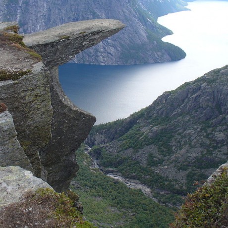 1024px-Trolltunga_majesteisk_stikker_den_ut