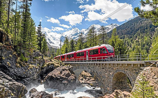 瑞士阿尔卑斯山冰川旅游列车