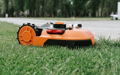 robot-lawn-mower-2022-08-01-03-55-41-utc