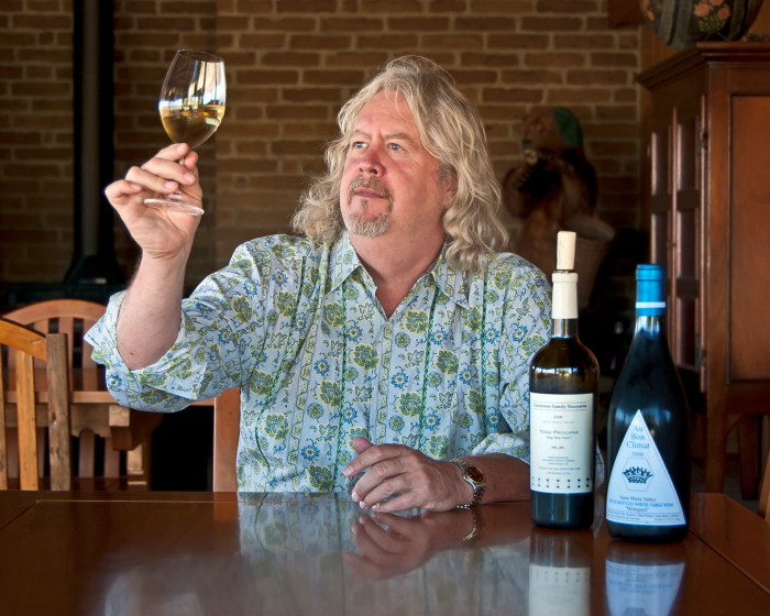 JimClendenen Holding wine glass-KirkIrwin-2_看圖王