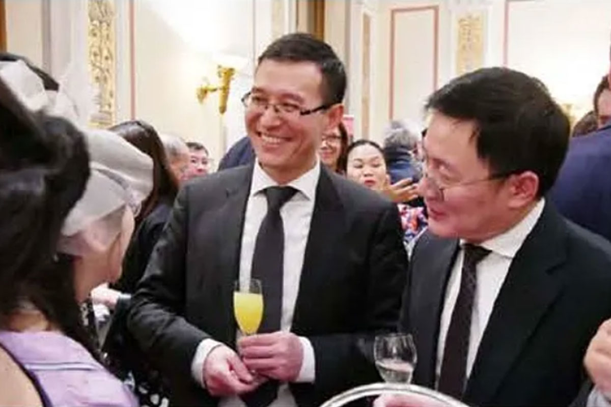 驻奥地利大使馆高行乐参赞(中)与来自澳门的13岁小钢琴家杨宁交流