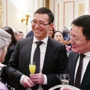 驻奥地利大使馆高行乐参赞(中)与来自澳门的13岁小钢琴家杨宁交流