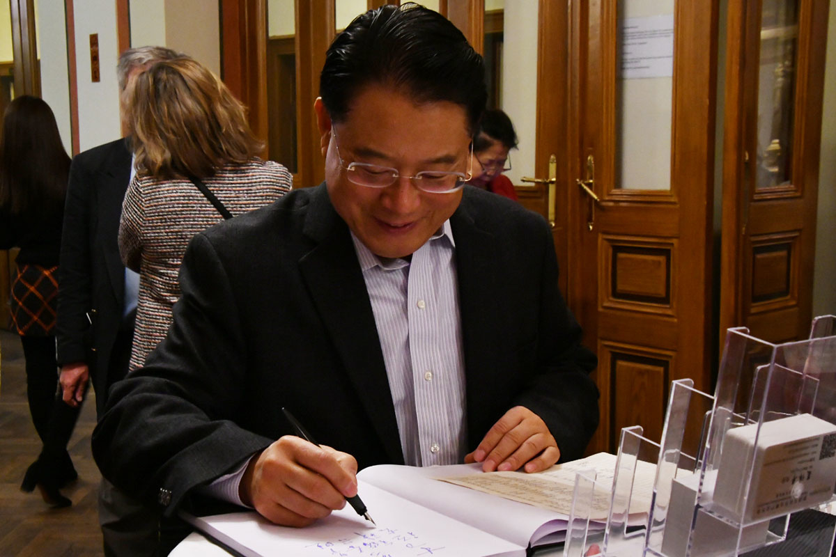 联合国工业发展组织总干事李勇在音乐会开始前签字留言