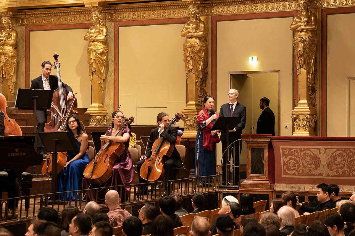 罗姗女士和克莱门斯·赫尔斯伯格揭幕致词