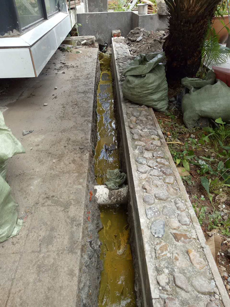 排水沟漏水维修-施工中01