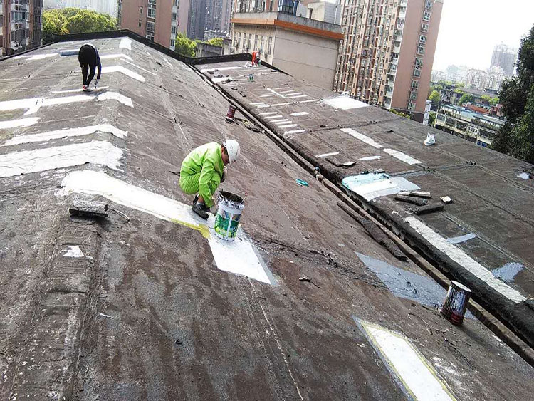 屋顶漏水维修施工中
