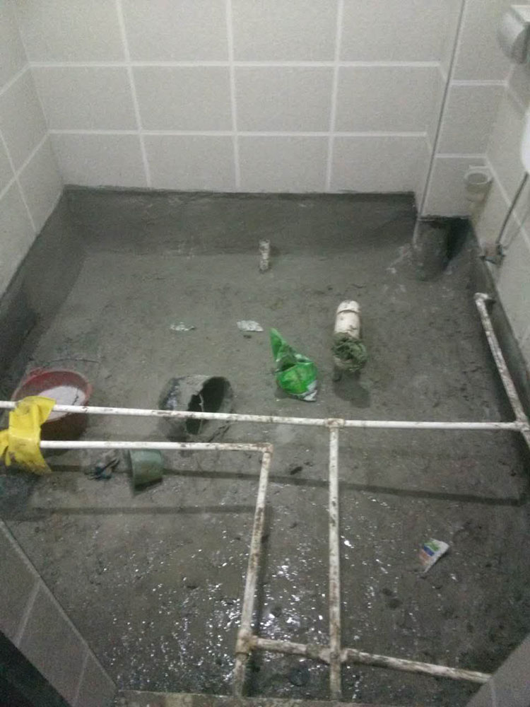 卫生间漏水到楼下维修 施工中03