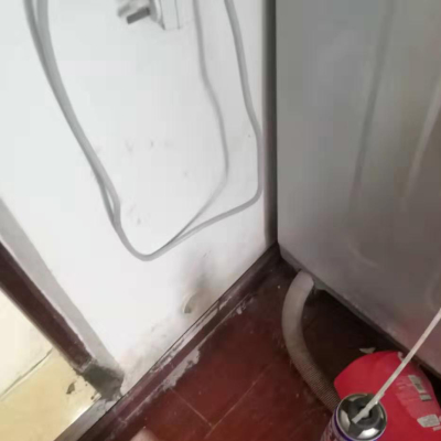 墙角起碱