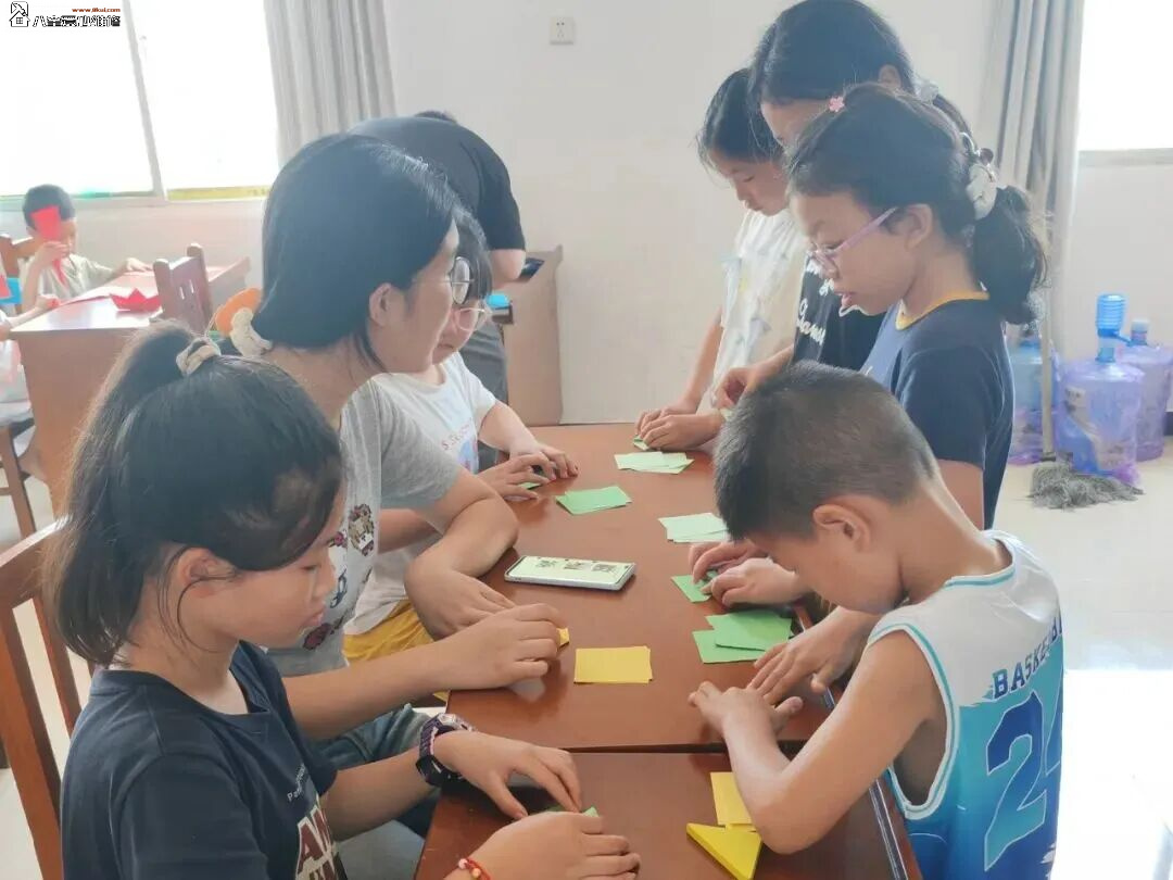 志愿者教孩子折纸