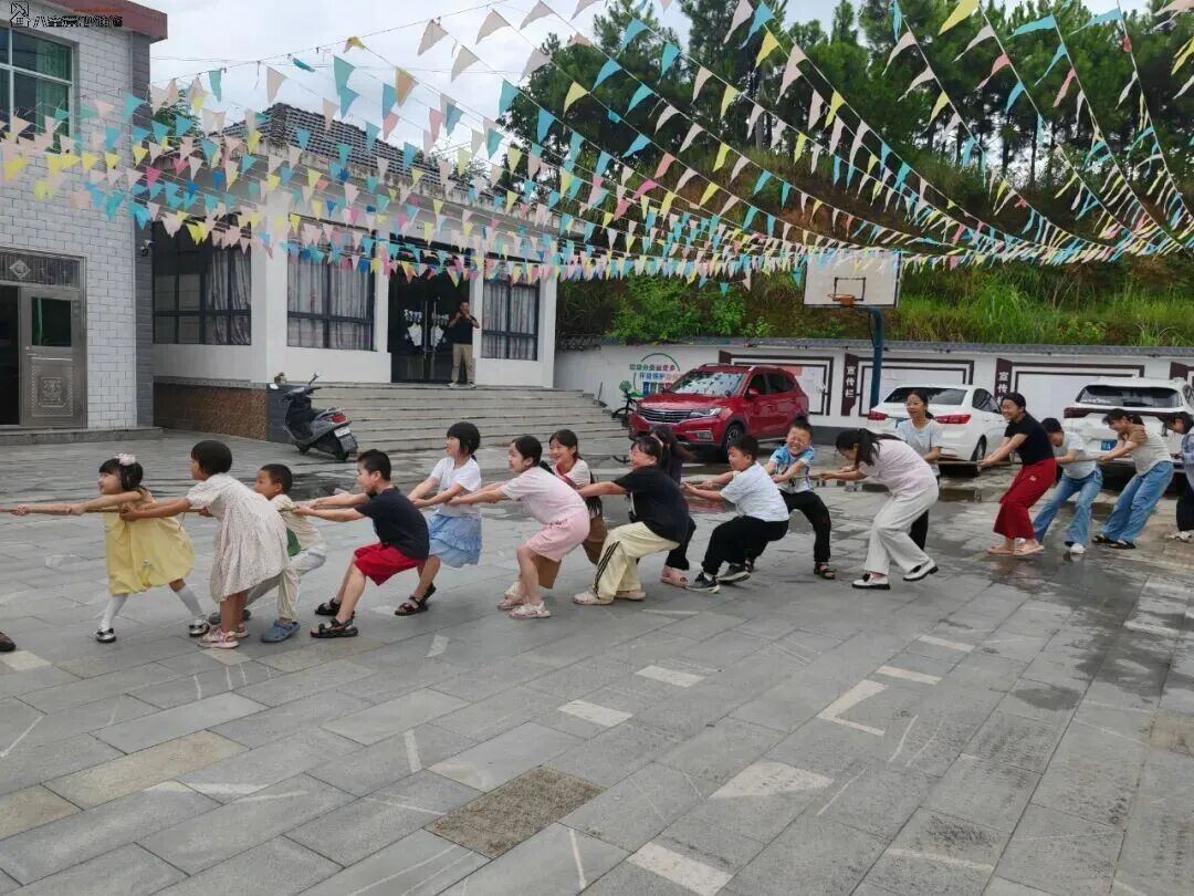 志愿者和孩子们一起拔河