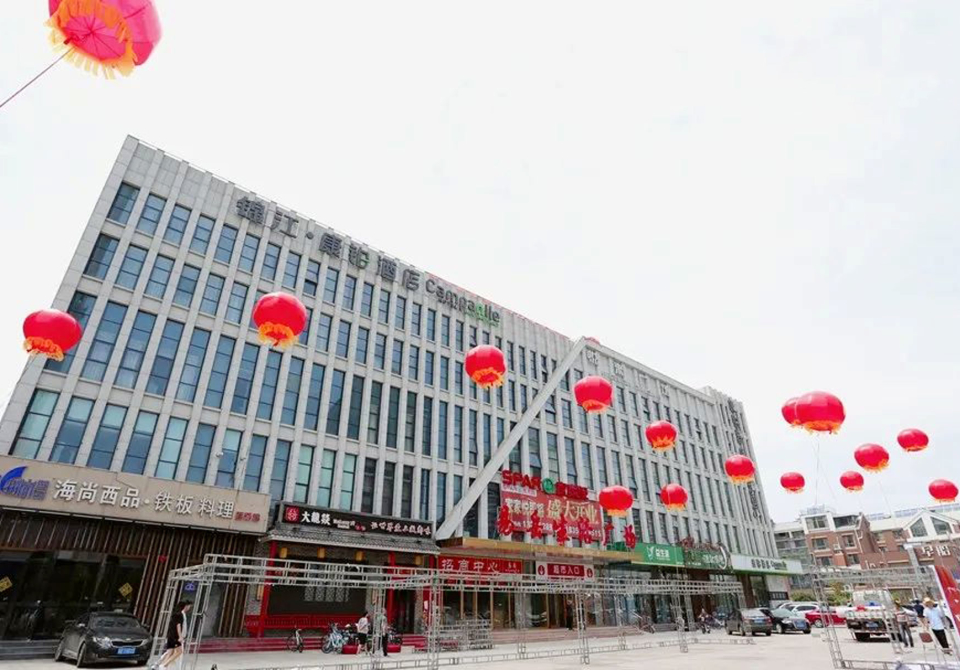 Store-Branding-at-Entrance