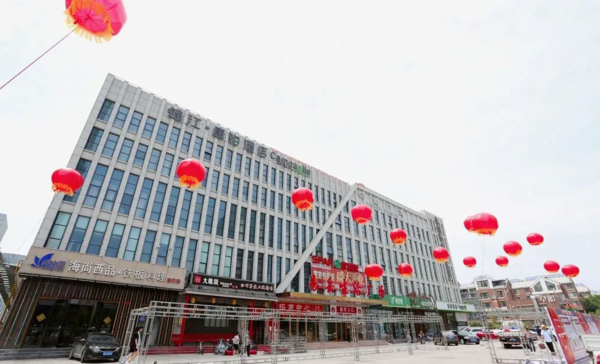 Store-Branding-at-Entrance