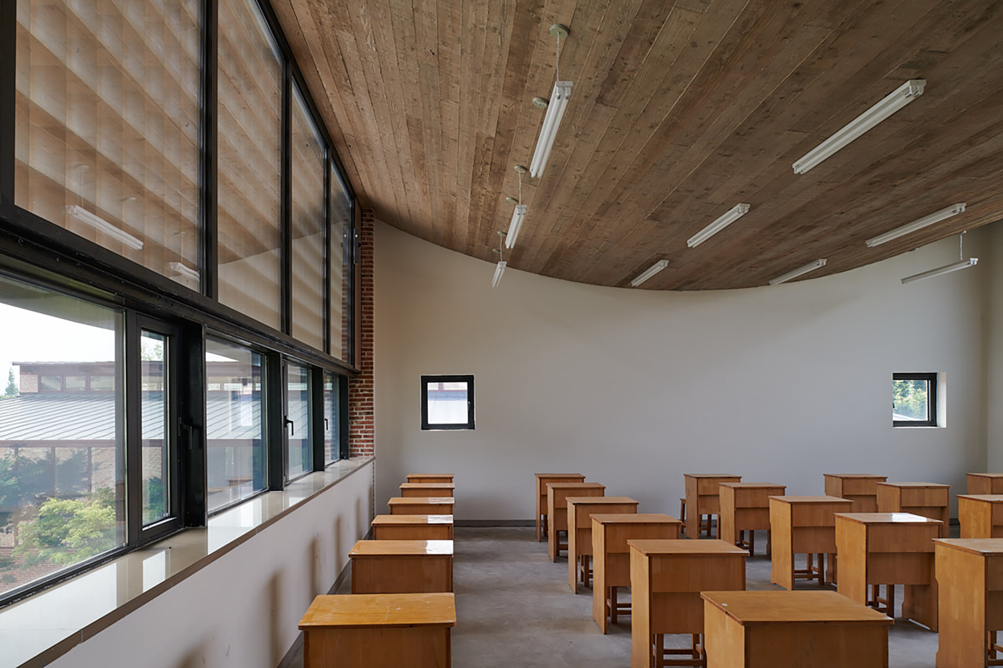 位于教学楼二层的教室©陈颢_Typical classroom on the second floor of the classroom units©Chen Hao