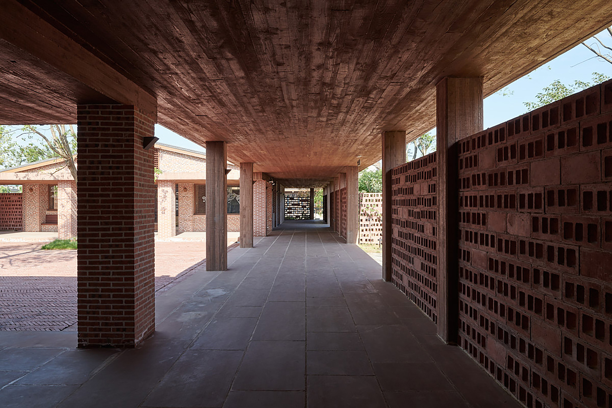服务楼通廊©陈颢_The corridor in the service building ©Chen Hao