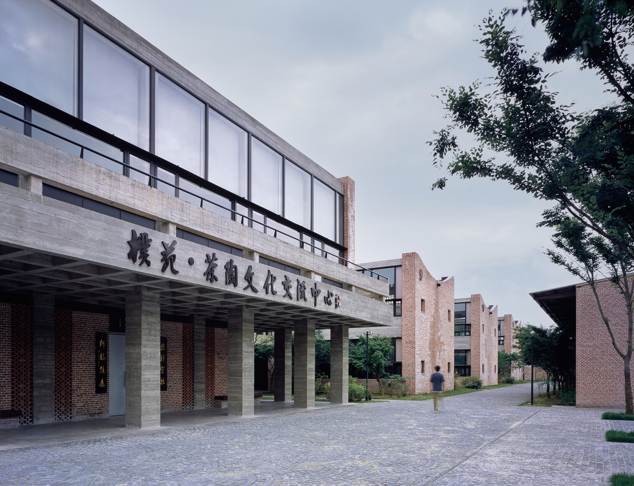 展陈楼与南侧的教学楼©陈颢_The exhibition building and the classroom units on the south side©Chen Hao