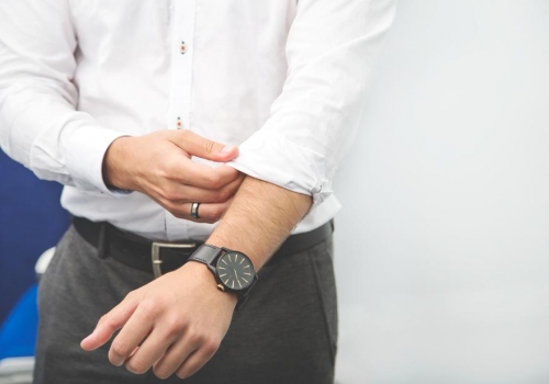businessman-rolls-up-sleeve_925x