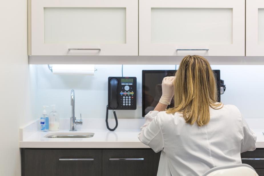 medical-staff-at-computer_925x