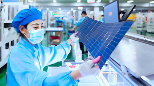 光伏研发制造中国“双速”经济：出口热潮难掩内需寒意，平衡术考验政策智慧