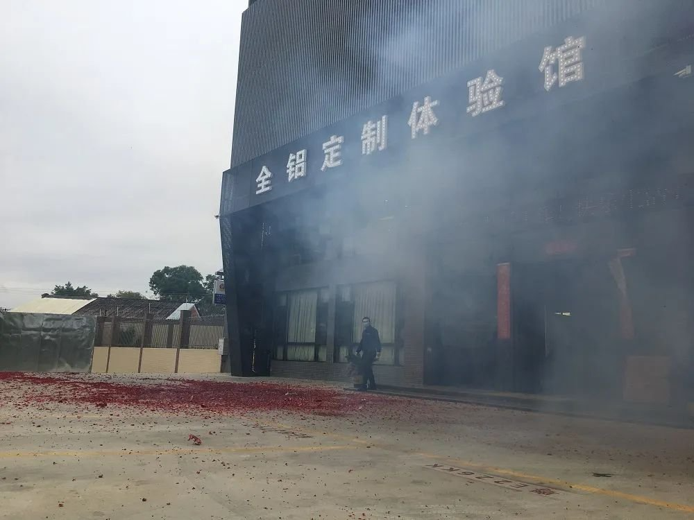 百家邦全铝家居开业鞭炮声声响