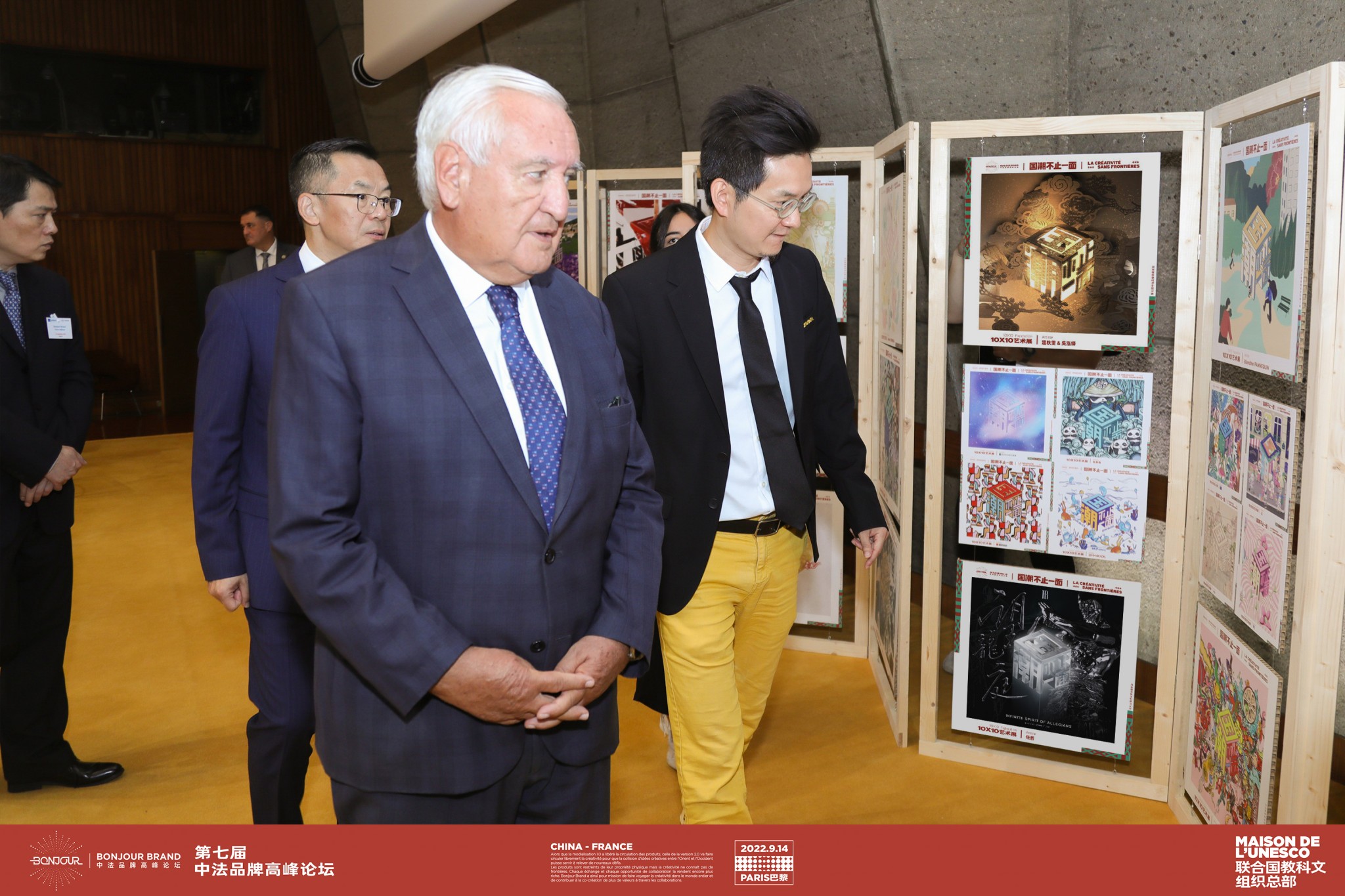 法国前总理拉法兰先生与中国驻法国大使卢沙野先生及中法品牌美学中心创始人杨晶一同观展