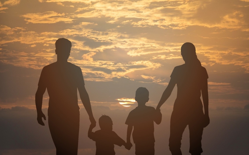full-shot-family-members-silhouettes-outdoorss
