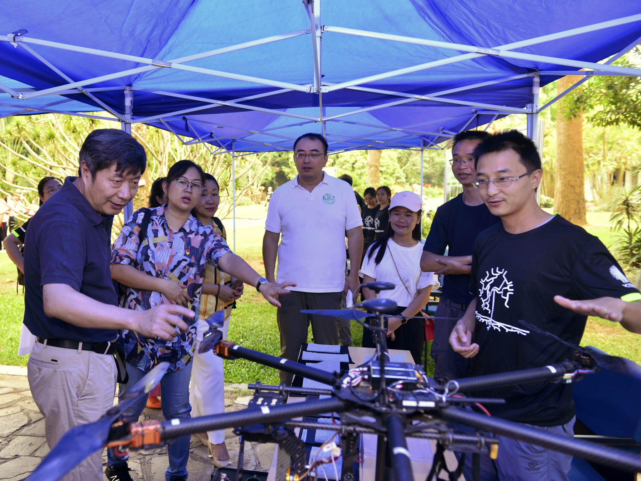 版纳植物园主任陈进、西双版纳州生态环境局党组书记徐昕等参加科学节（段其武 摄）