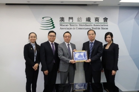 2020年10月 珠海貿促會會長梁培忠先生來訪我會，雙方致送紀念品