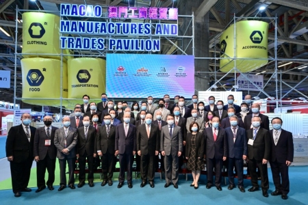 12月10日，本會領導出席，第26屆澳門國際貿易投資展覽會“澳門國際品牌連鎖加盟展2021”及“2021年葡語國家產品及服務展同期同場聯決開幕式，以及出席四會合辦的『澳門工商經貿館』參展櫃位，假威尼斯人B館