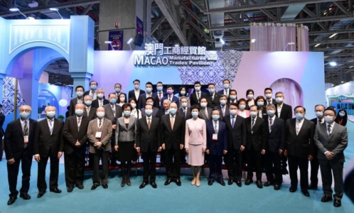 參與“2020年第25屆澳門國際貿易投資展覽會”及相關圖片-2020年10月24日，特首與四商協會領導在工貿展館前的合影